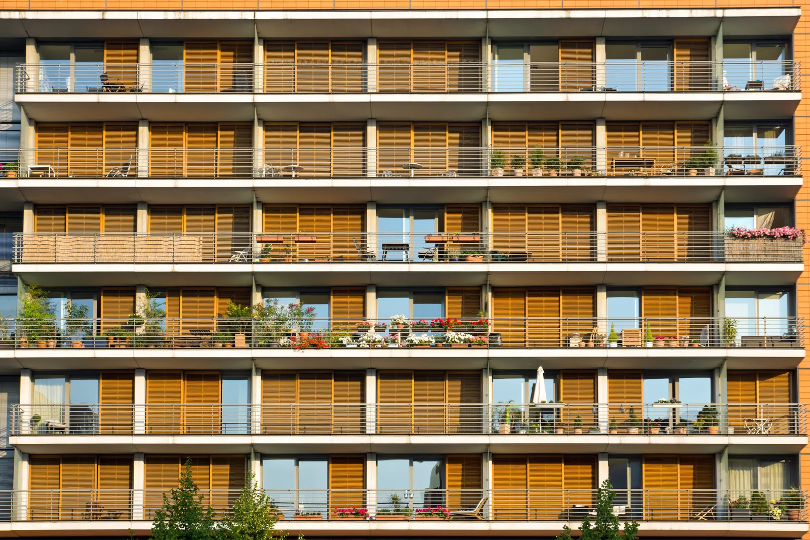 De balkons van een modern appartementengebouw