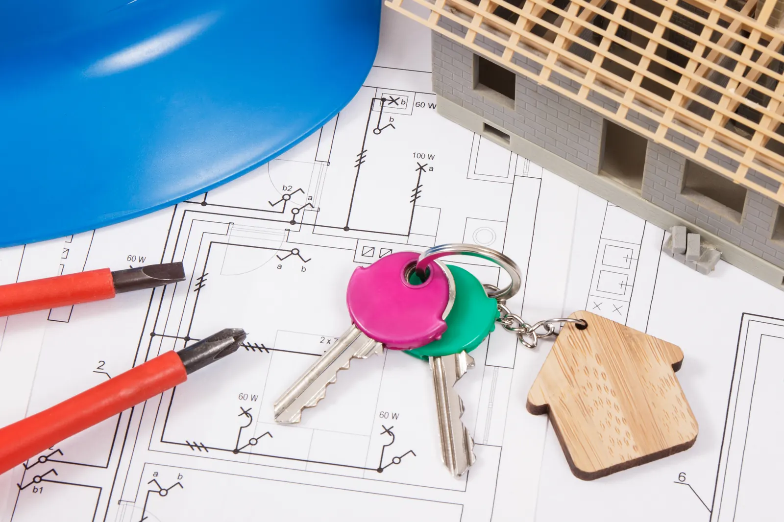 Huissleutels op een set elektrotechnische installatietekeningen