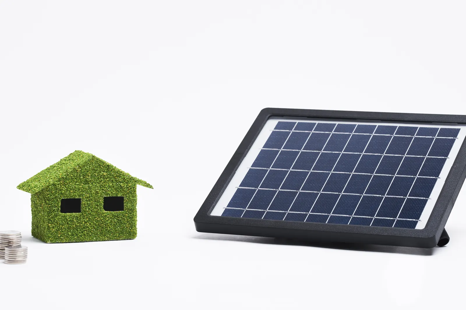 Een spaarlamp en muntgeld naast een energierekening