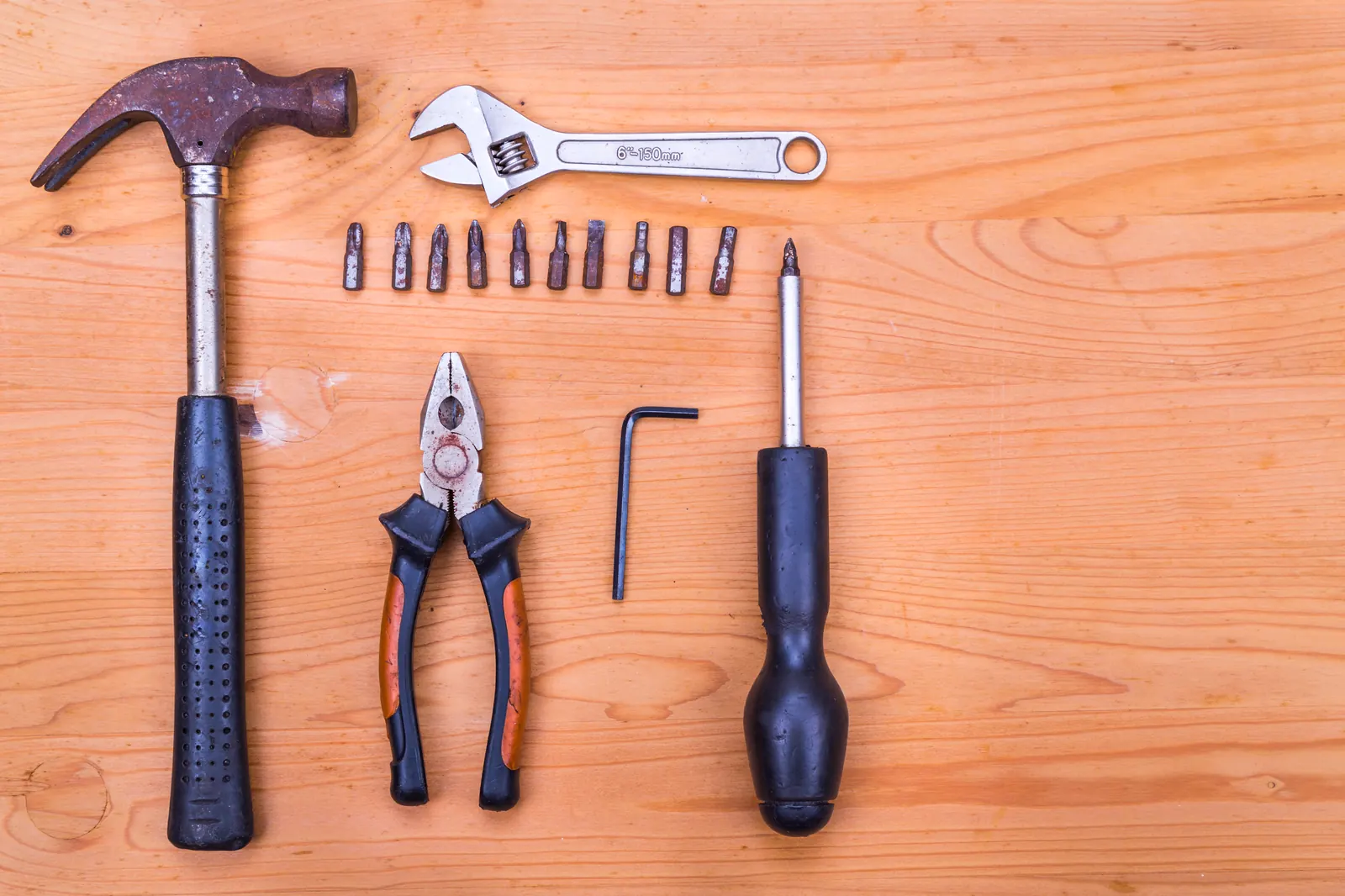 Handgereedschap op een werkbank: hamer, tang en schroevendraaiers