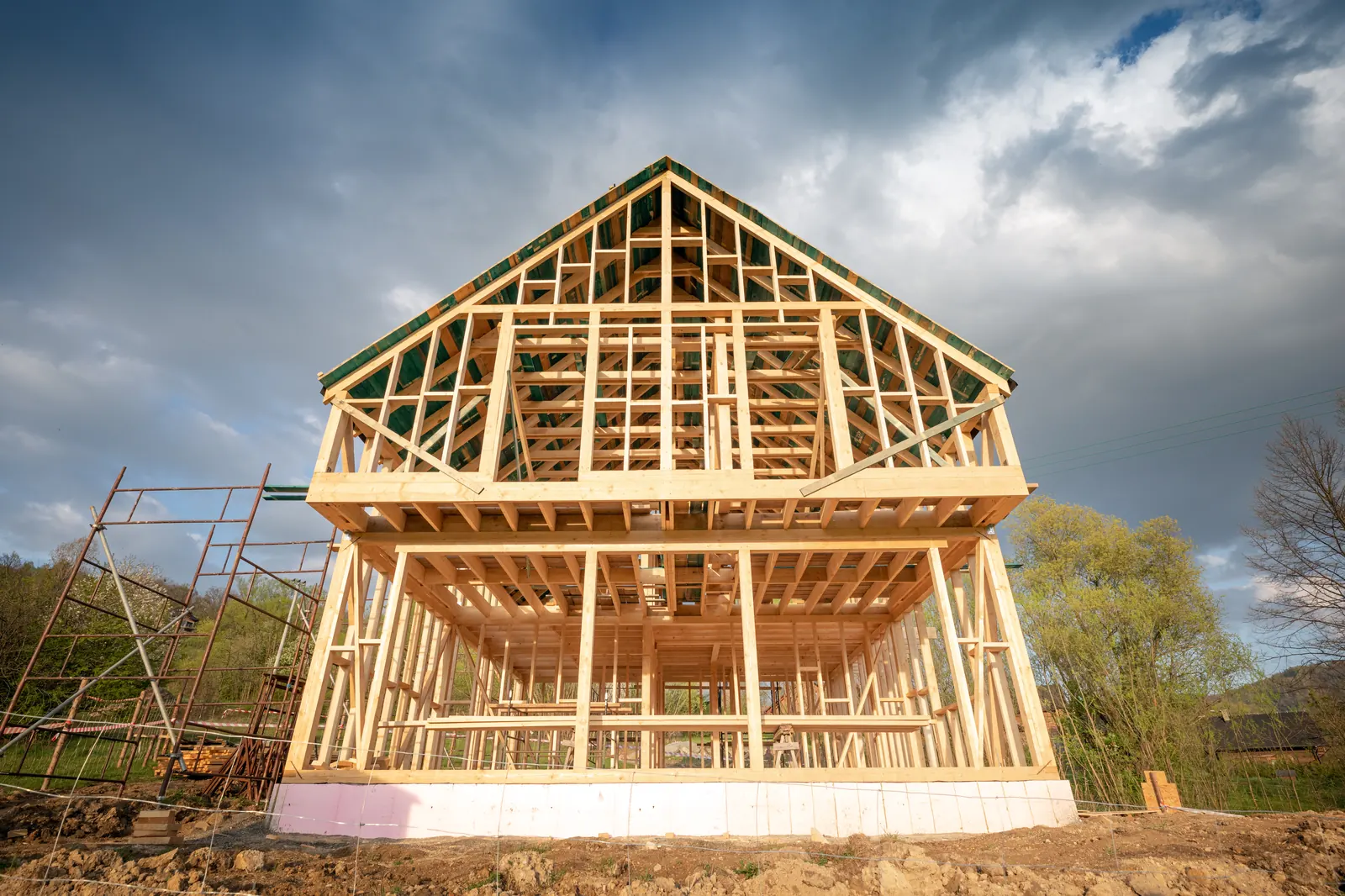 Het houten casco van een woning in aanbouw