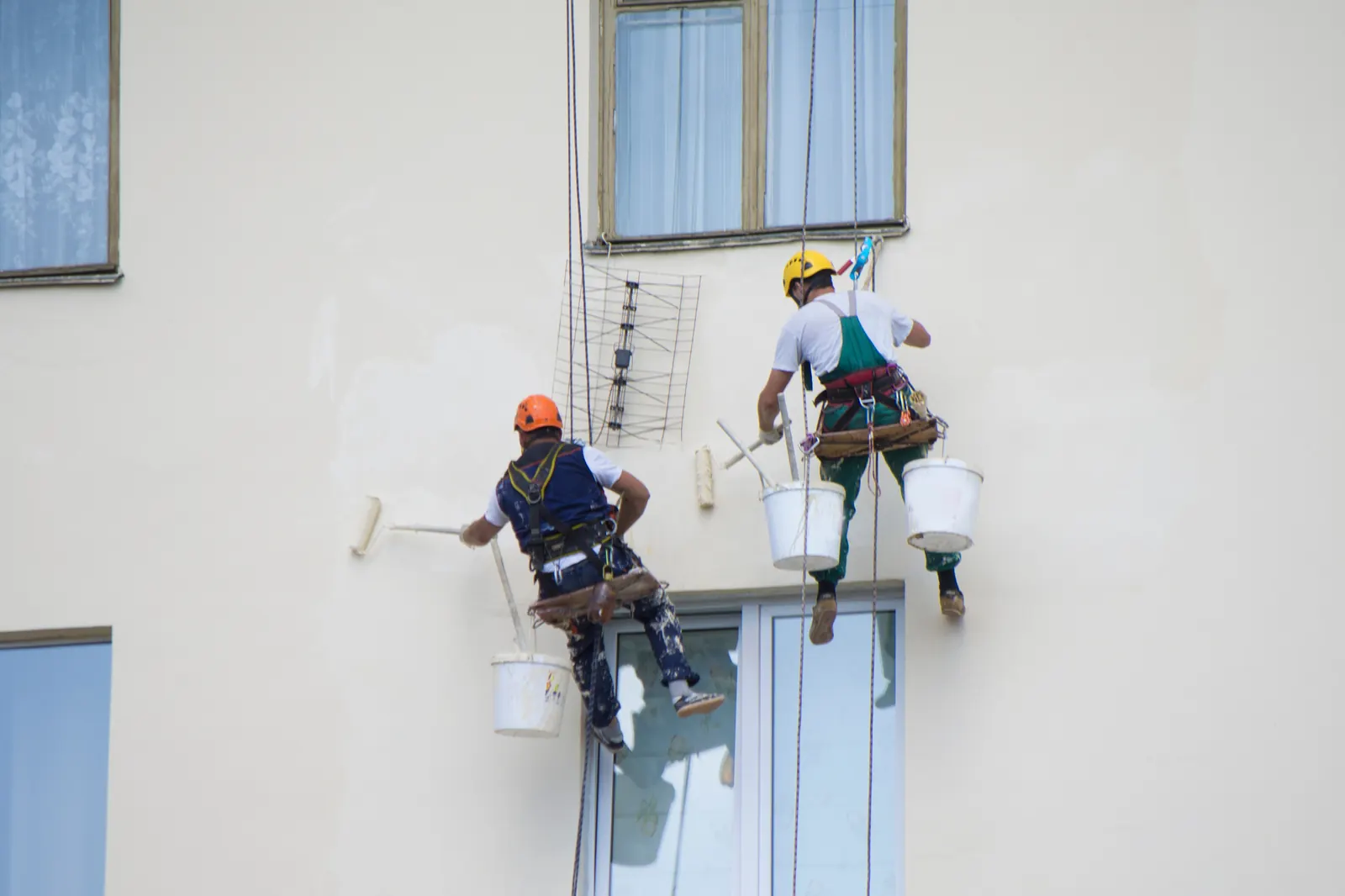 Schilders werken aan de buitenkant van een woning