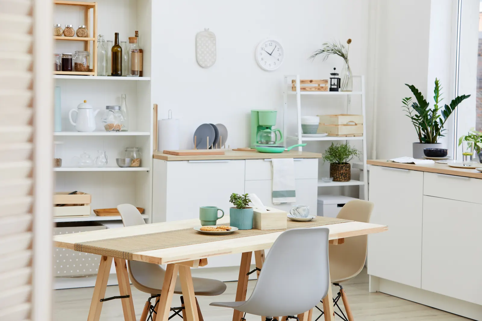 Een keuken met eettafel en een raam op de achtergrond