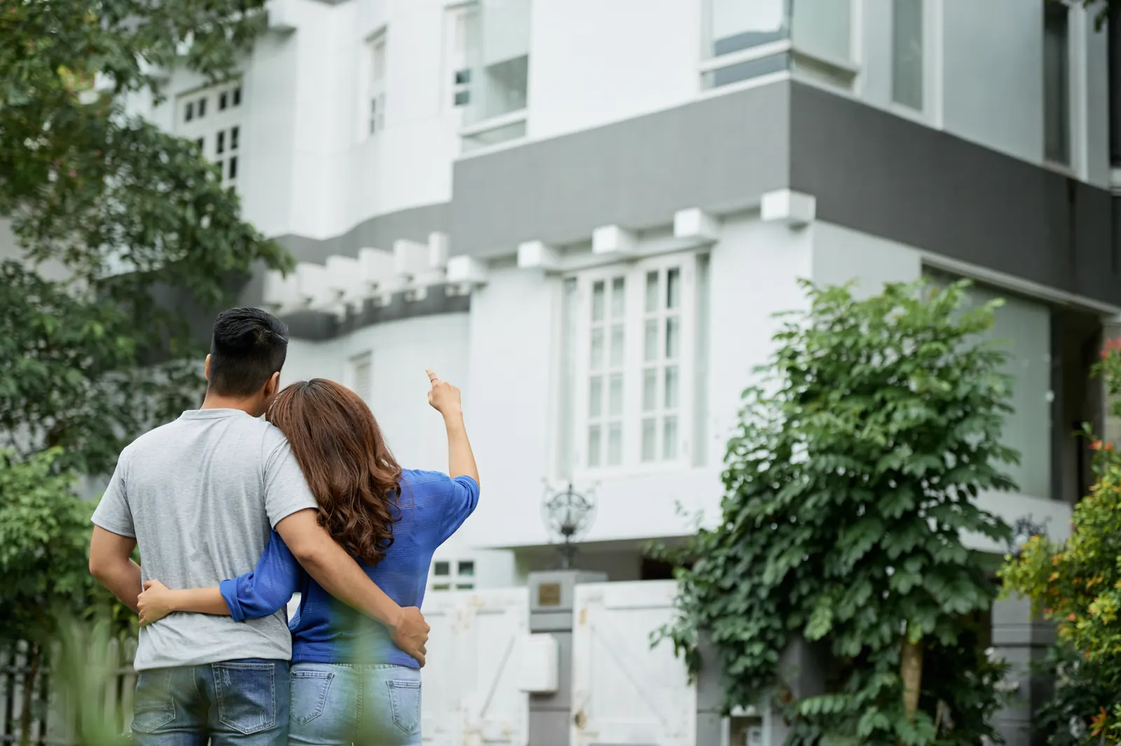 Twee mensen bekijken een woning vanaf de stoep