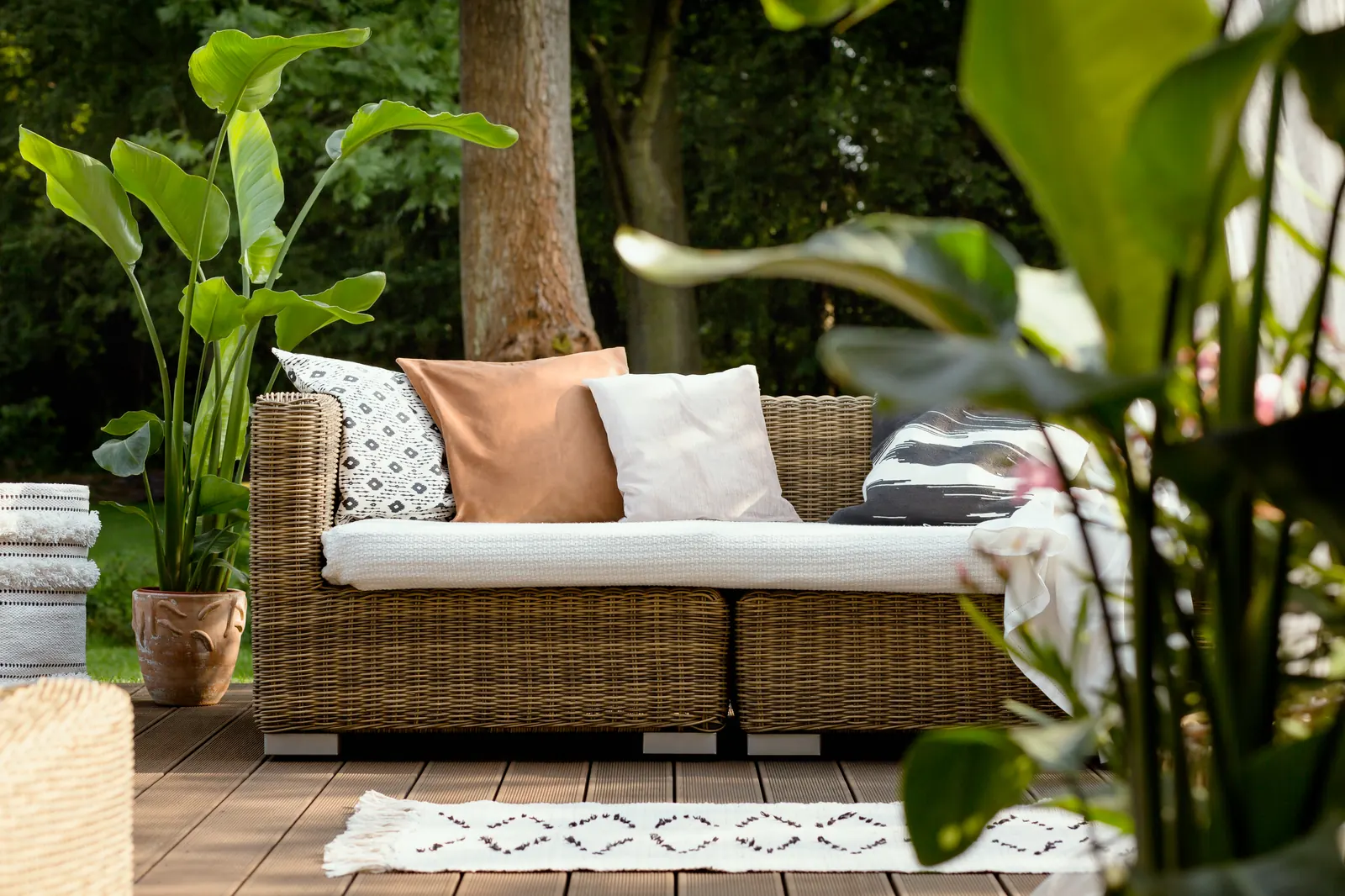 Rieten tuinmeubels op een terras in een tuin