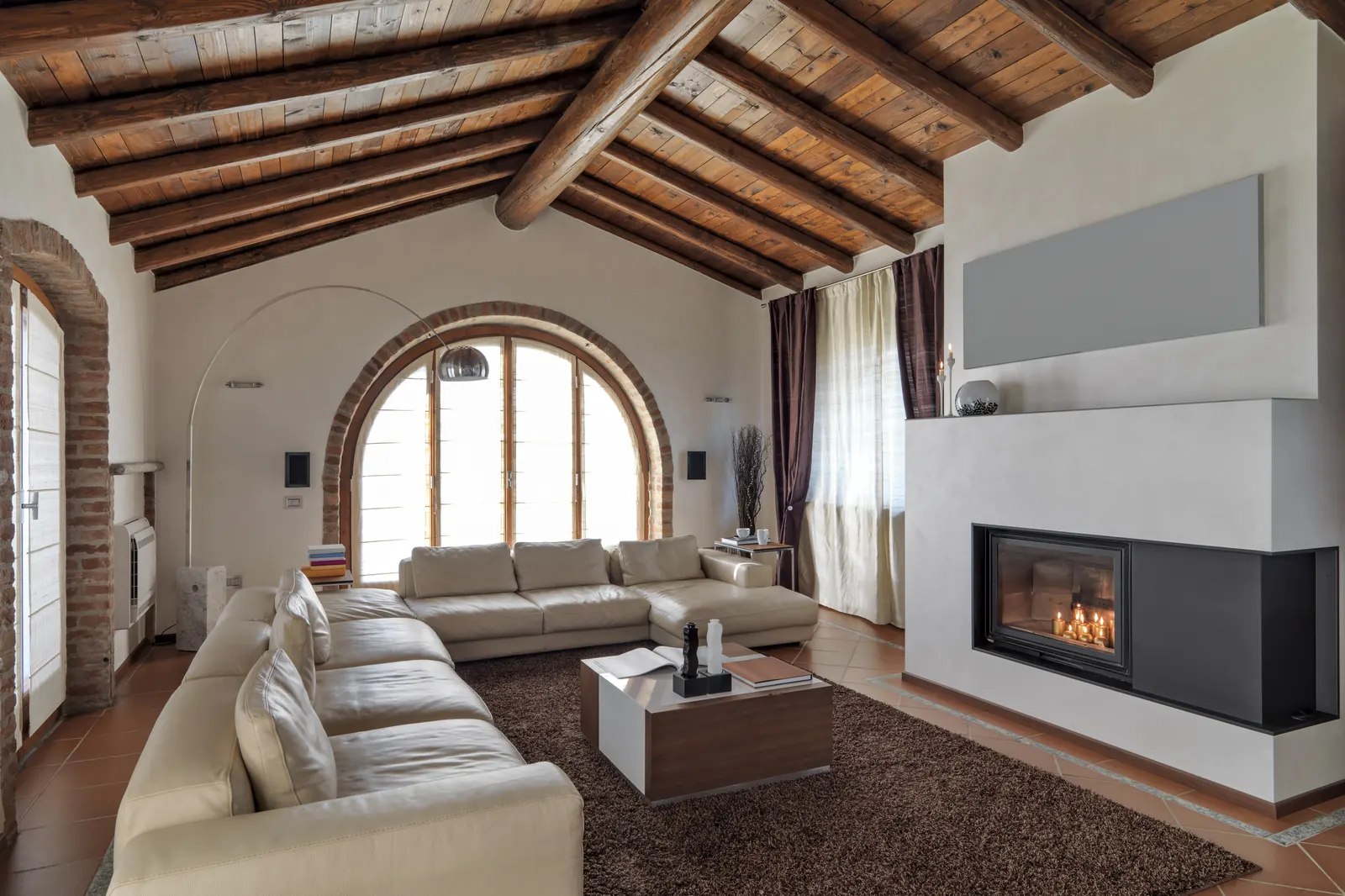 Een moderne woonkamer met een haard in de wand